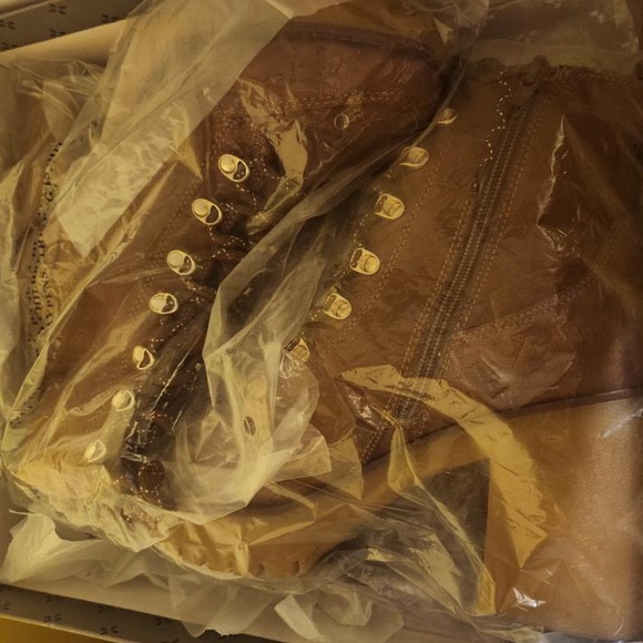 Brown boots with heel never used still in the box - Picture 4 of 5